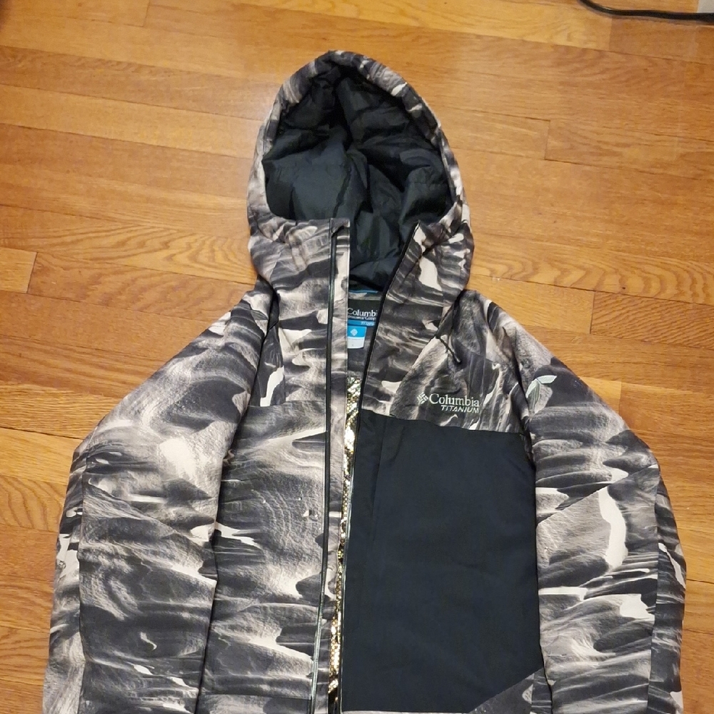 Columbia Black and Gray Patterned Hooded Jacket